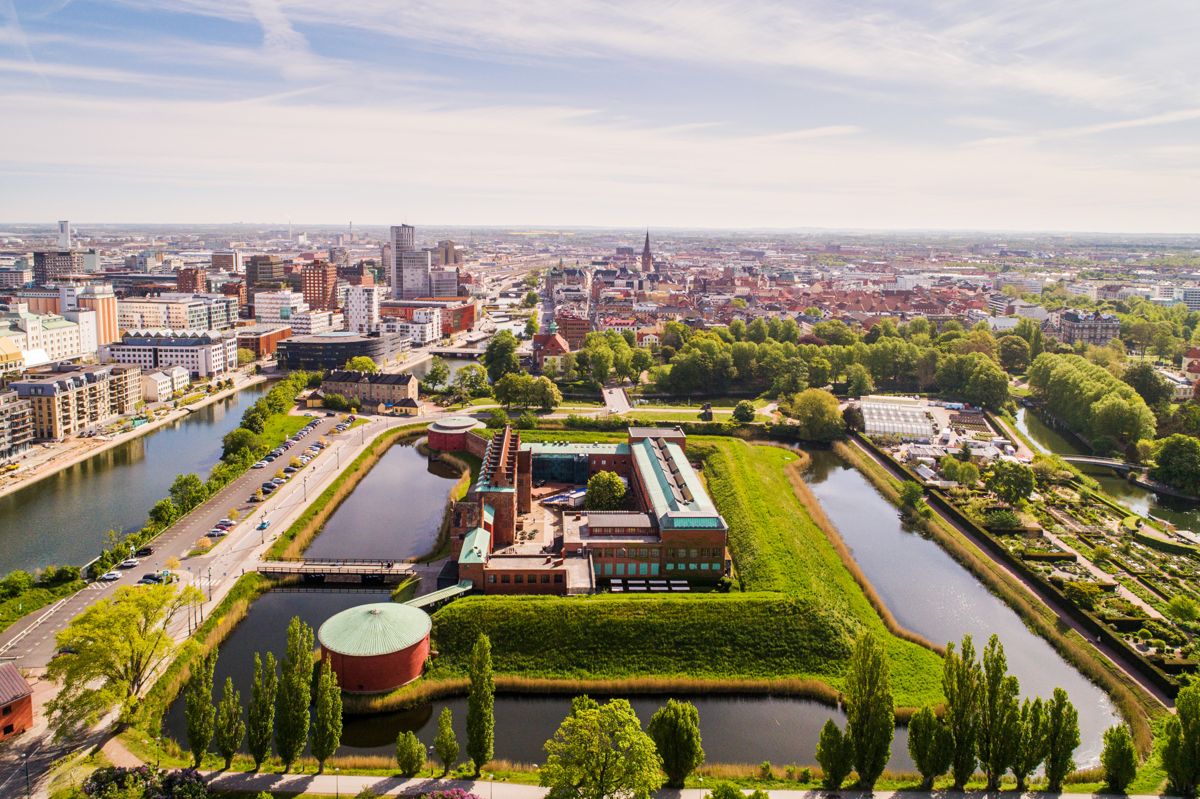 Malmö set fra luften med Malmöhus Slot og byen bagved