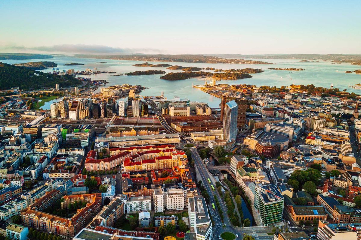 Oslo set fra luften med havnen og Oslofjorden bagved