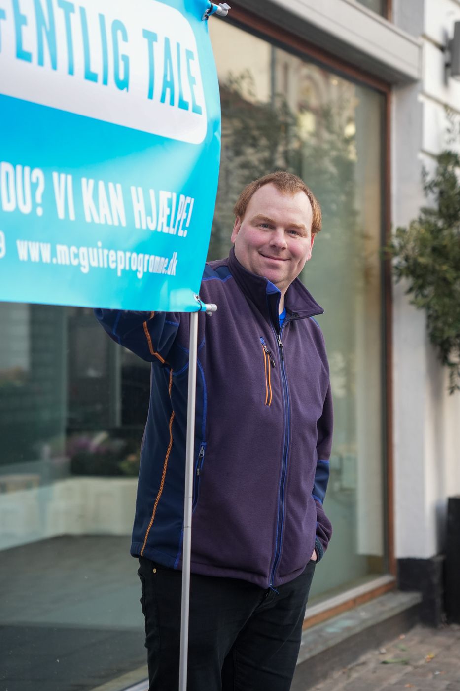 Kursist på gaden ved McGuire-banneret