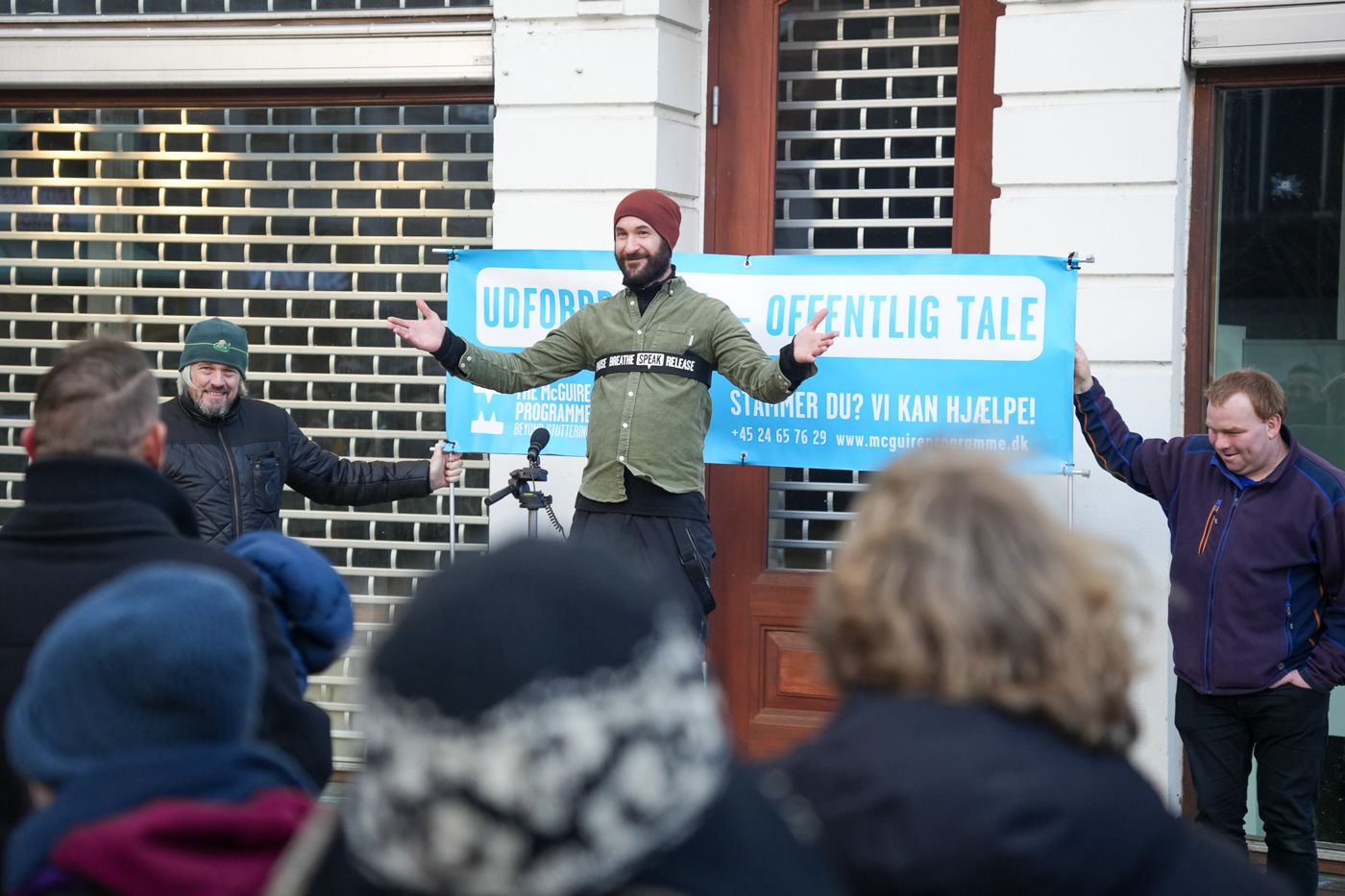 Kursist holder offentlig tale foran publikum i byen