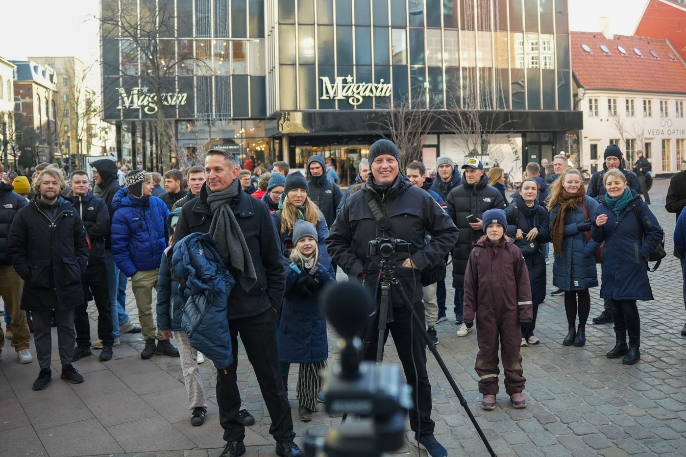 Publikum på gaden lytter til en offentlig tale
